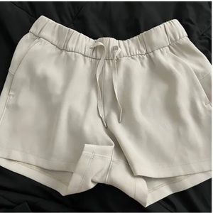 Lululemon On the Fly Mid-Rise Short 2.5"